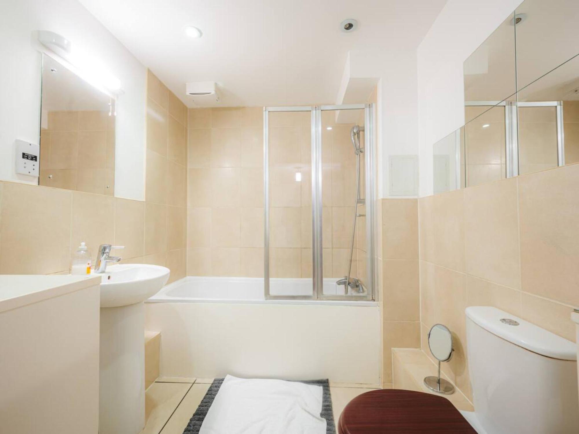 Pass The Keys Modern 2-bed With Private Balcony, Near Dalston Junction Station - Ideal Urban Retreat!