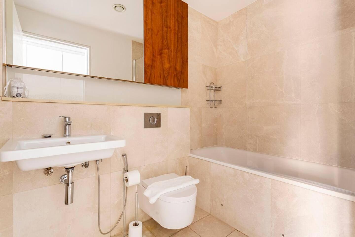 - 2 Beds - Sleeps 4 - Lift London