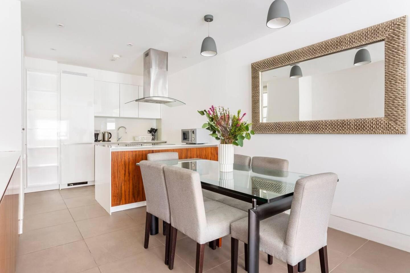 - 2 Beds - Sleeps 4 - Lift Apartment London