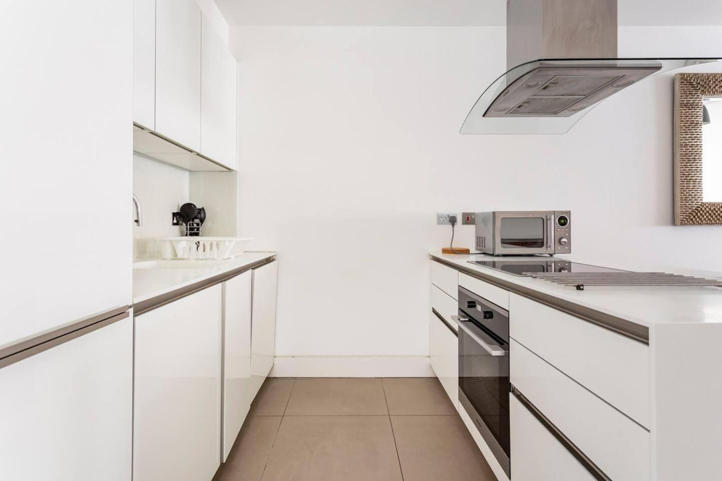 - 2 Beds - Sleeps 4 - Lift Apartment London