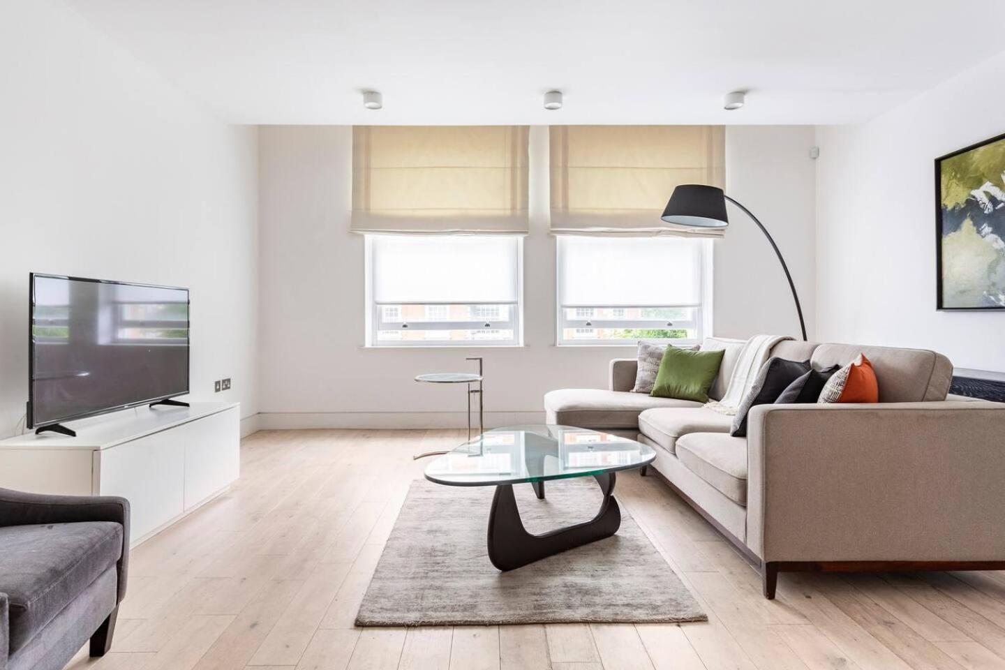- 2 Beds - Sleeps 4 - Lift