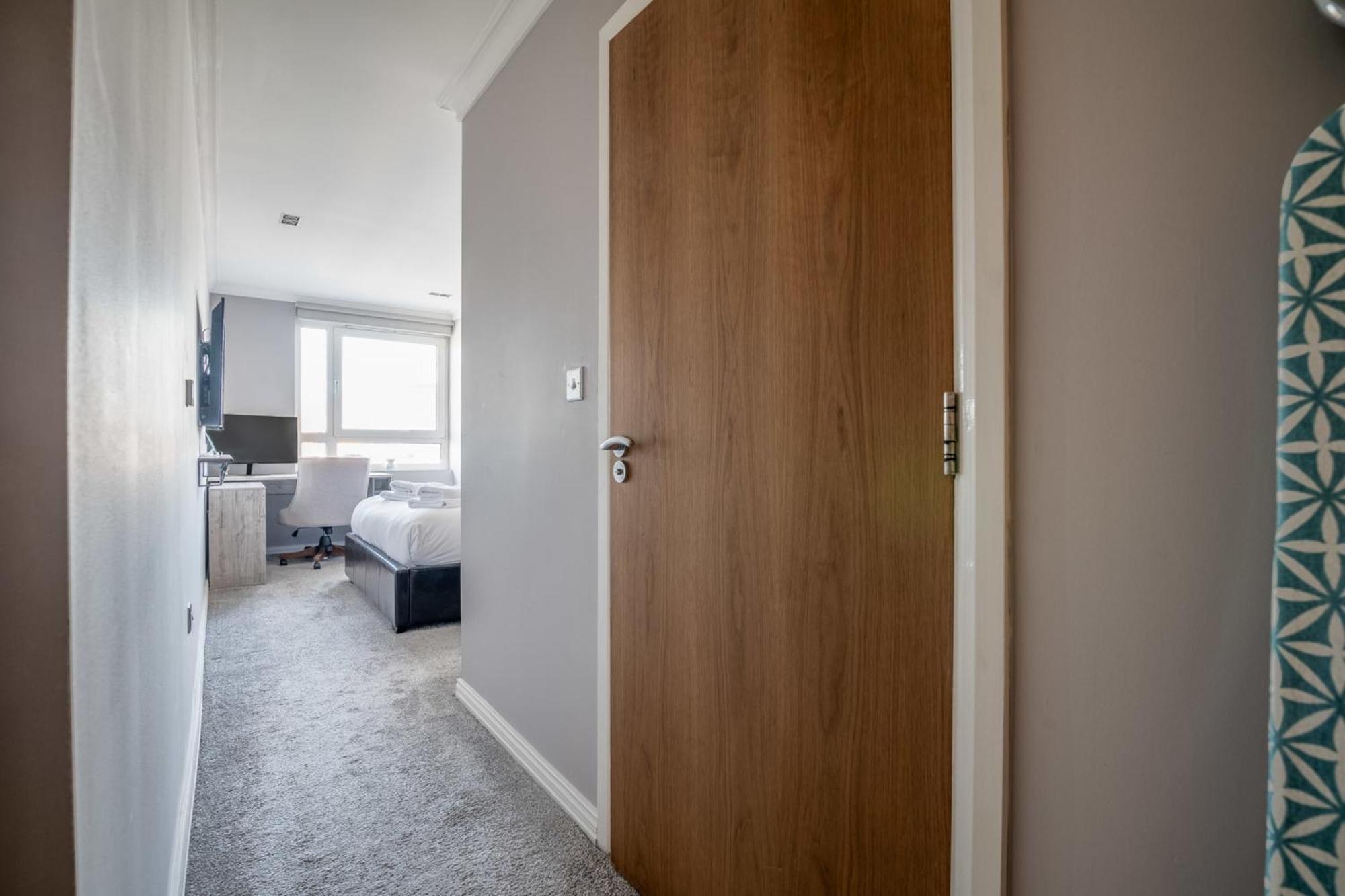 Canary Wharf Retreat With Free Secure Parking Apartment *