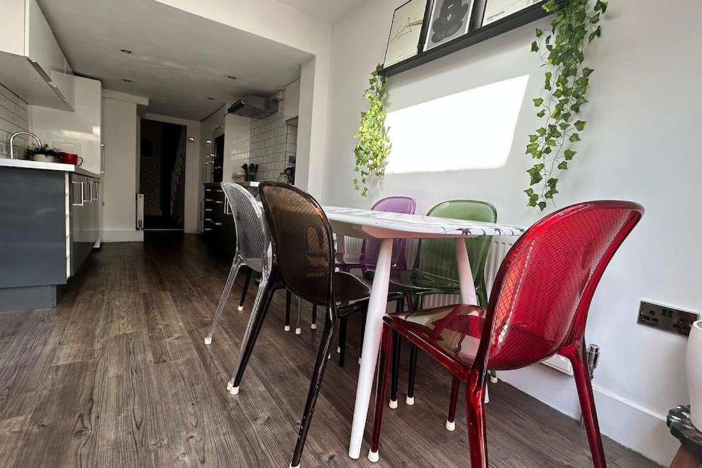 Apartment 2 Bedrooms With Private Garden Walking Distance To Underground Ideal For Families *