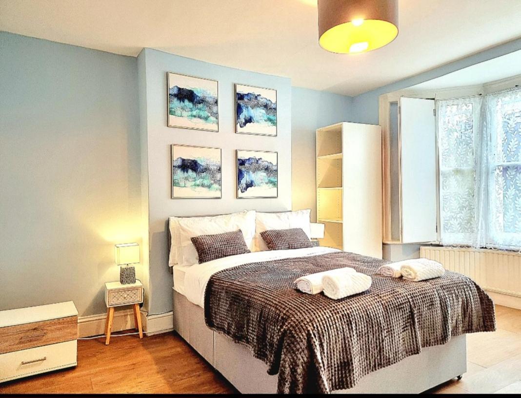 Stylish 2 Bedroom Sleeps 5 - 3 Mins Walk To Mile End Station Apartment *
