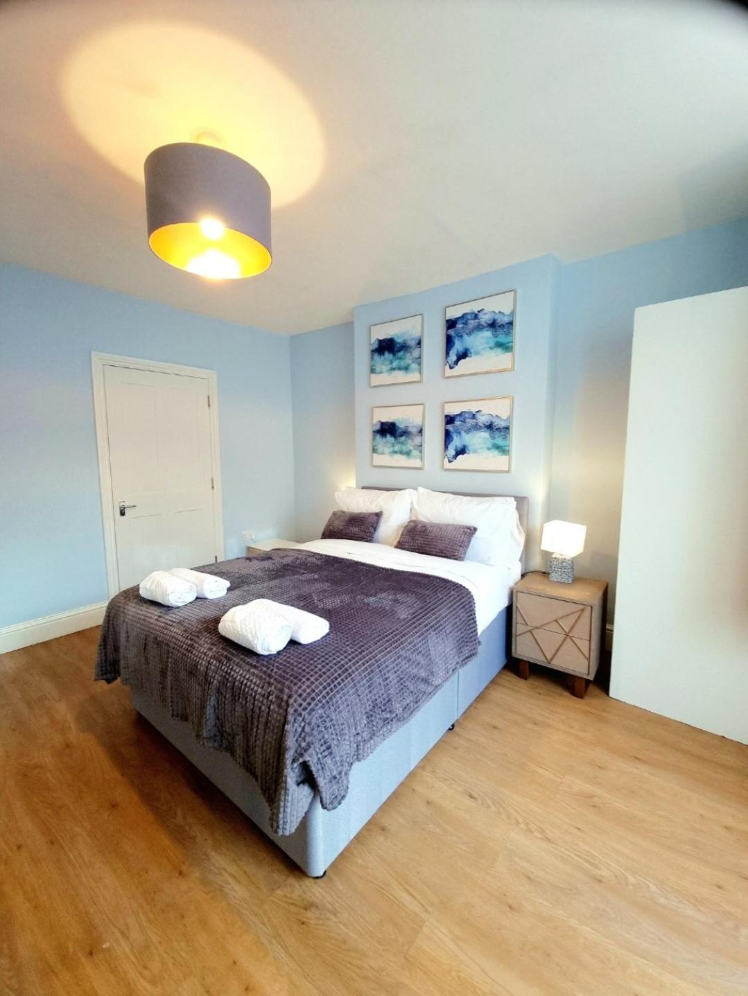 Stylish 2 Bedroom Sleeps 5 - 3 Mins Walk To Mile End Station London