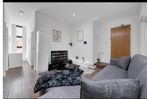 Flat1, 417 Fulham Apartment *
