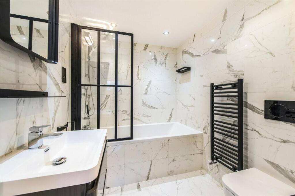 Fulham Townhouse, 2 Baths, Parking, Breakfast Londen