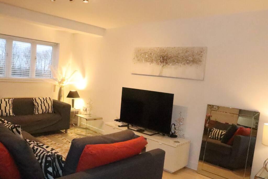 Skyline Haven - Modern 2B, Parking, Wifi & 4Ktv Apartment *
