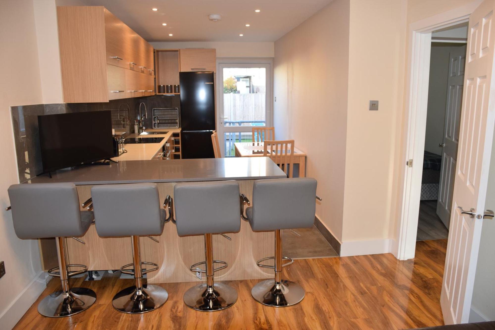 Four Bedroom House Chandos Road Holiday home *