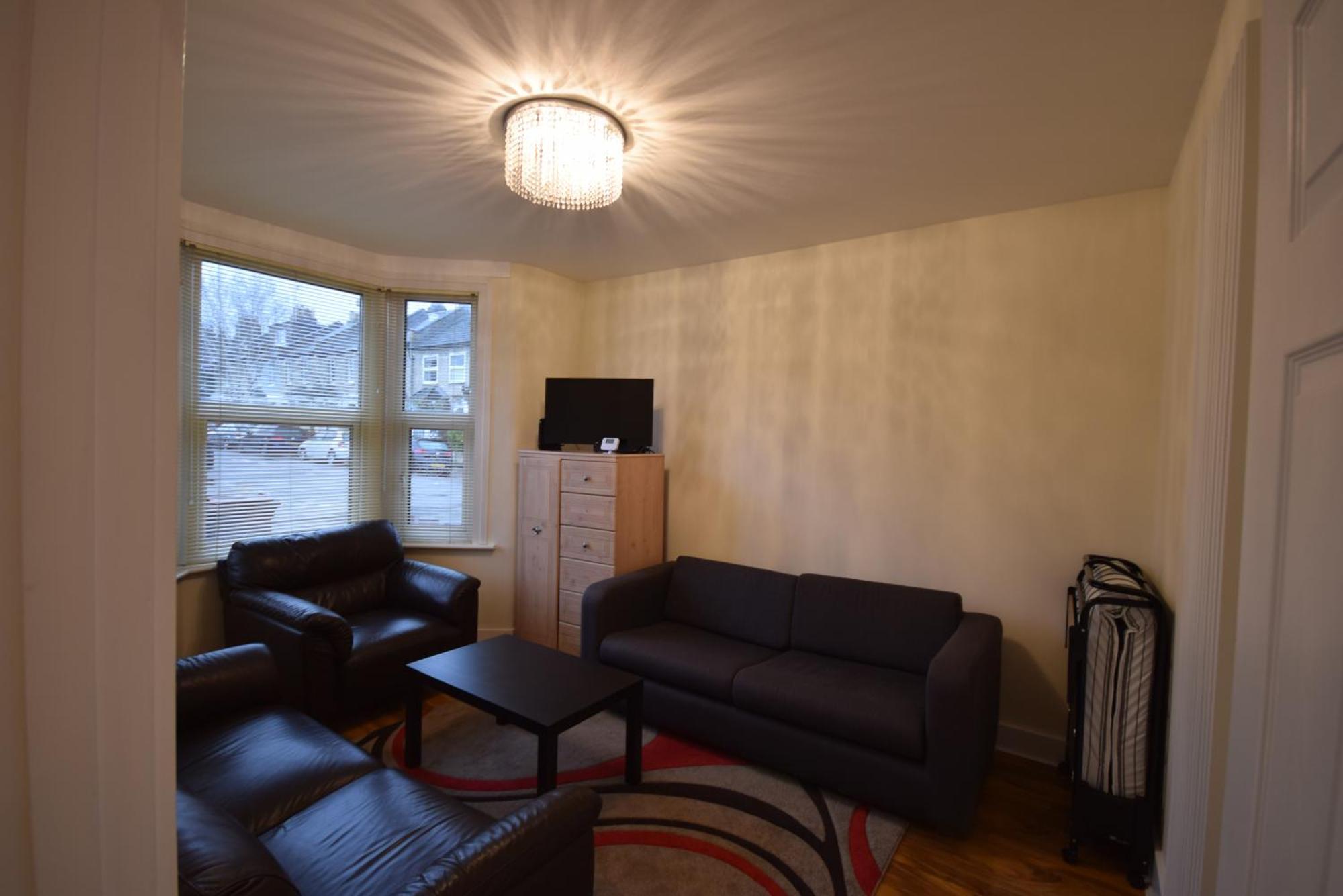 Holiday home Four Bedroom House Chandos Road
