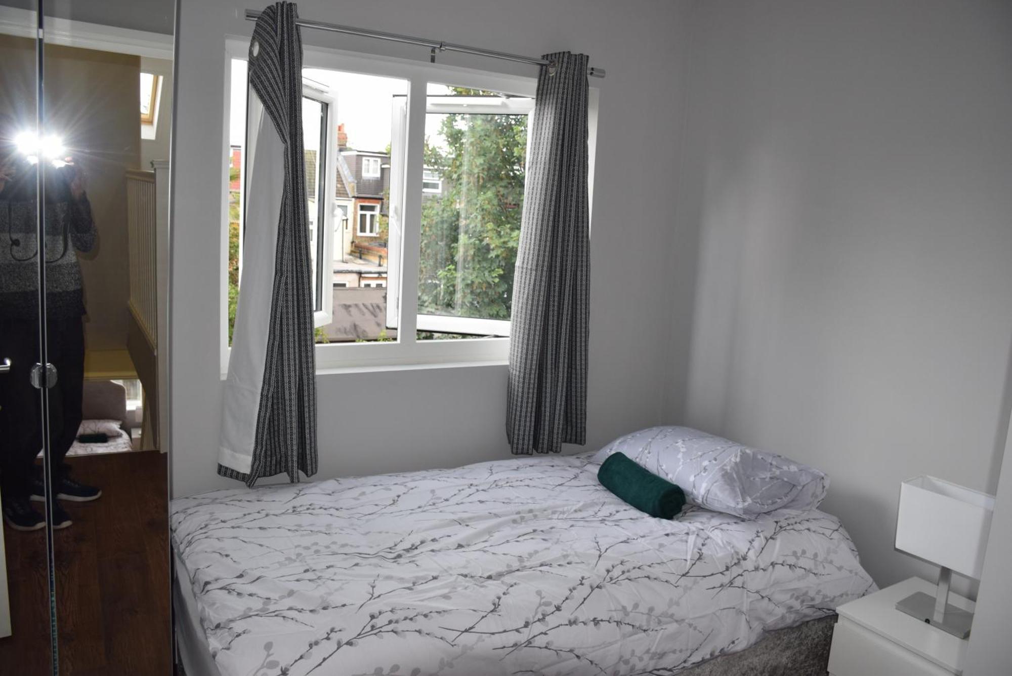 Holiday home Four Bedroom House Chandos Road *