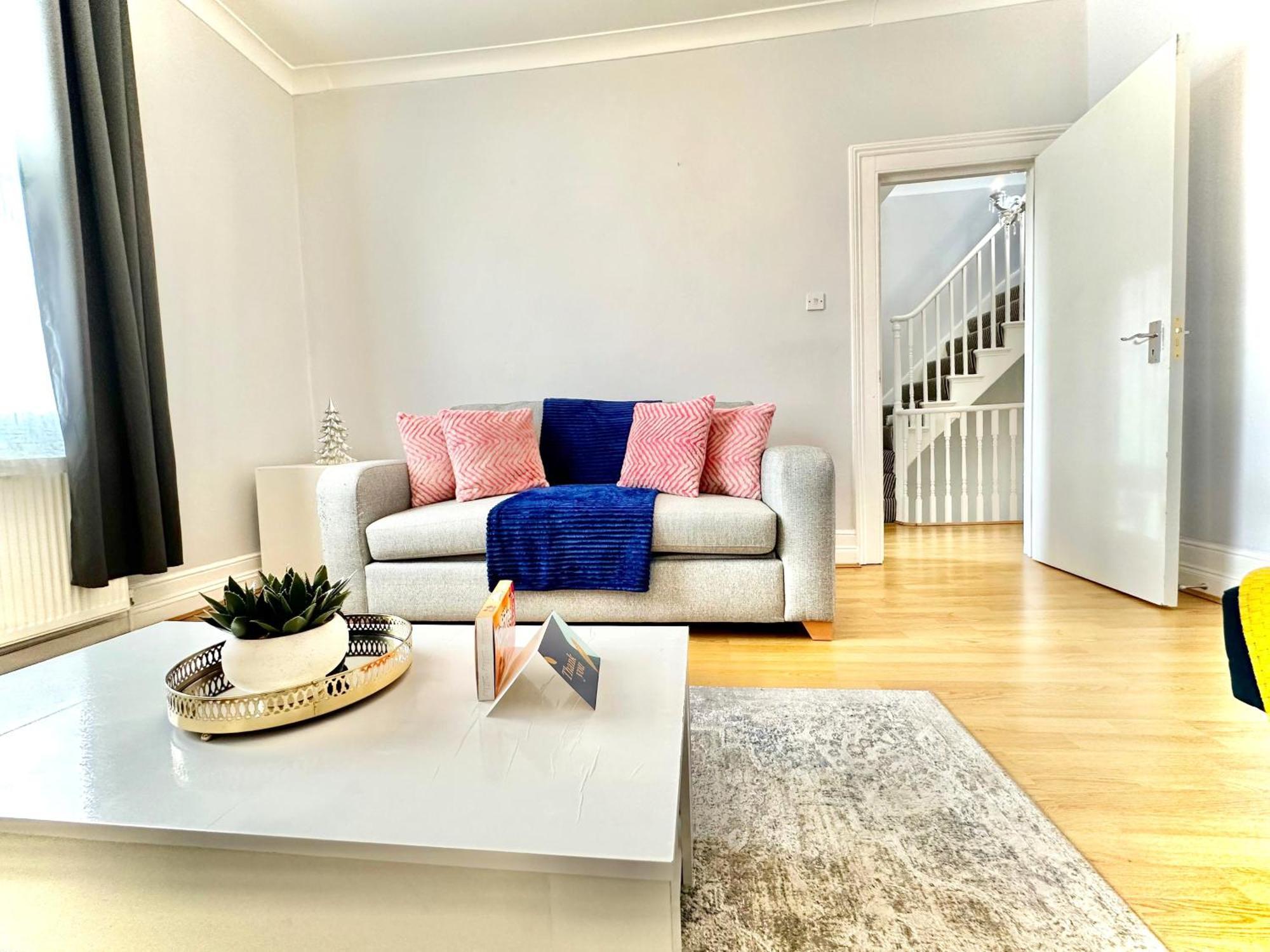 Enticing 2 Bedroom Flat With Mini-garden In Hackney, Lower Clapton