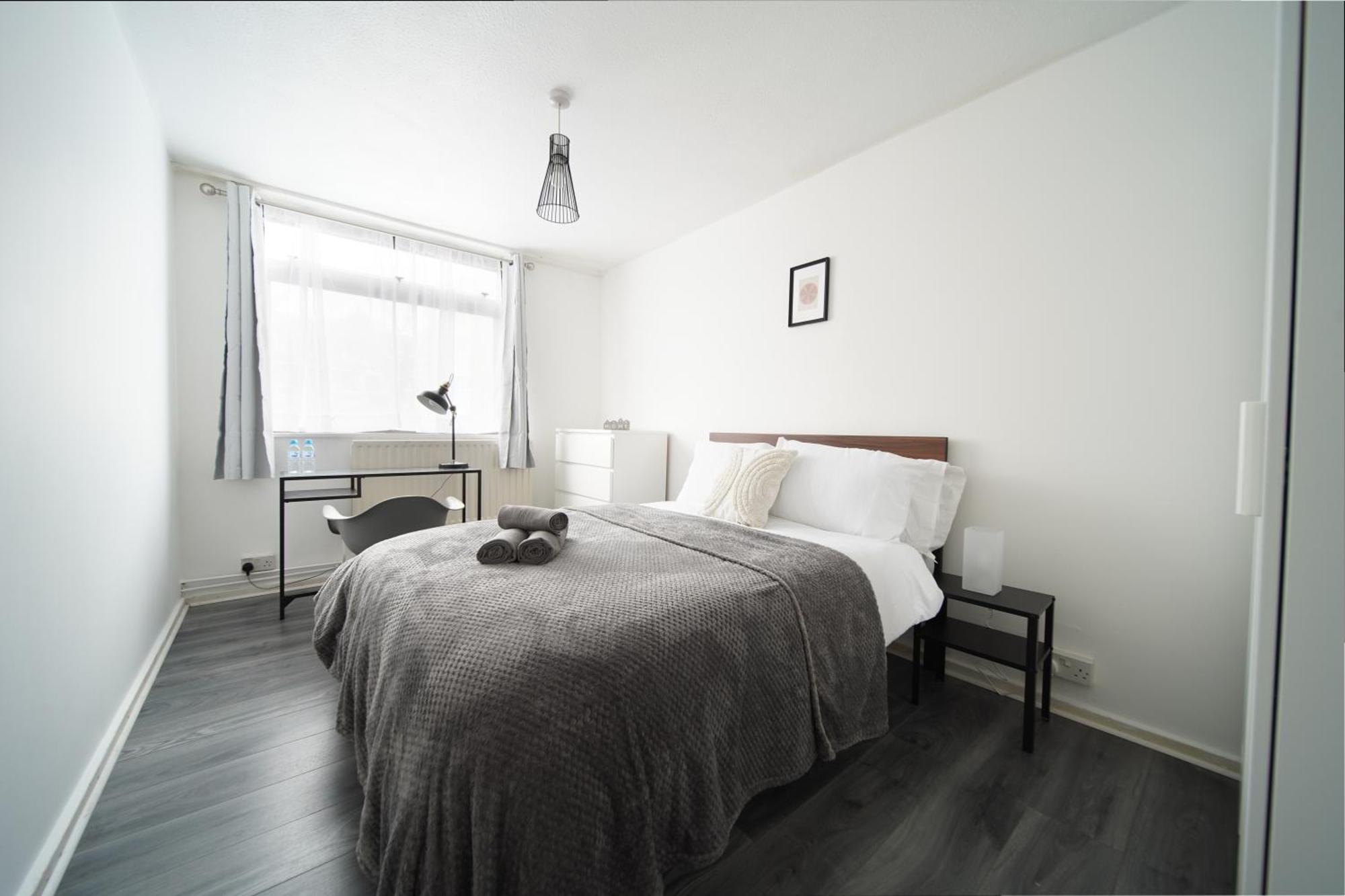 Appartement Stylish Two Bedroom Apt By Livestay Short Lets & Serviced London, West Kensington Londen