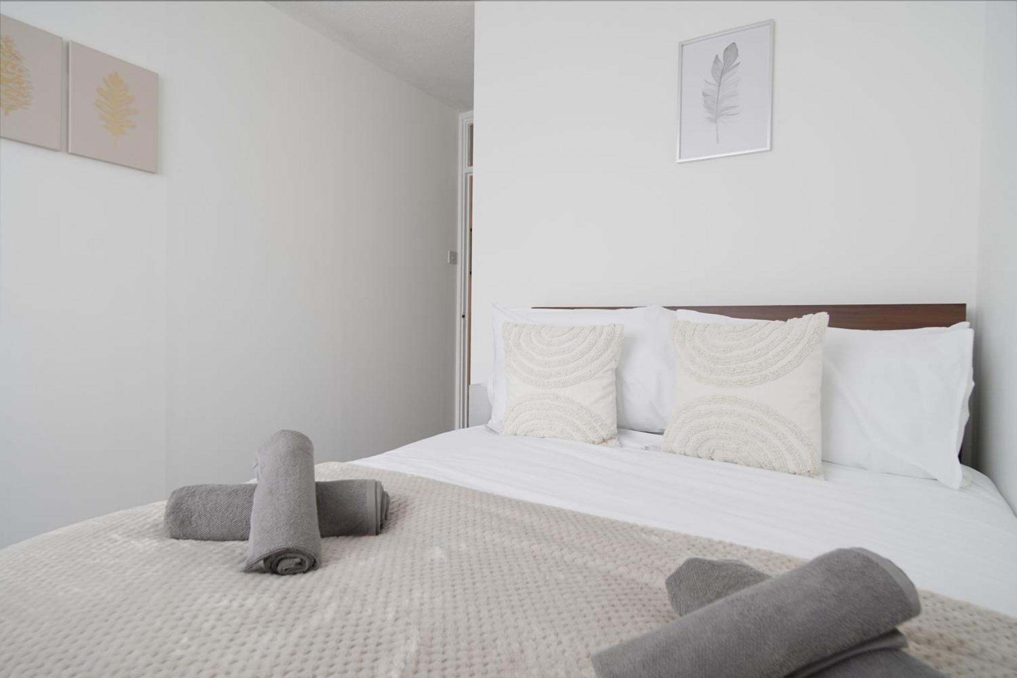 Appartement Stylish Two Bedroom Apt By Livestay Short Lets & Serviced London, West Kensington Londen