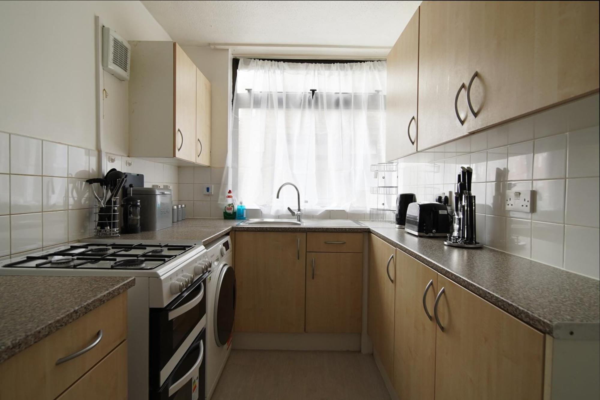 Stylish Two Bedroom Apt By Livestay Short Lets & Serviced London, West Kensington Appartement Londen