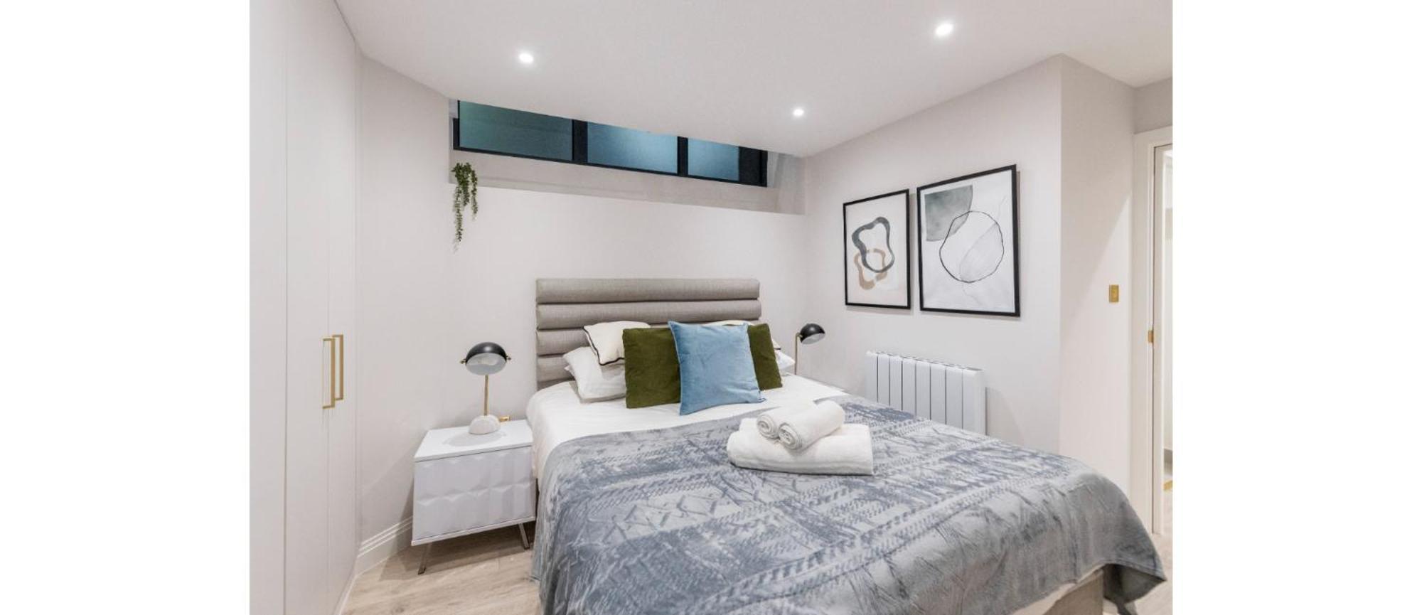 Luxe Minimalist 1-bed Flat : 7 Mins From Station London