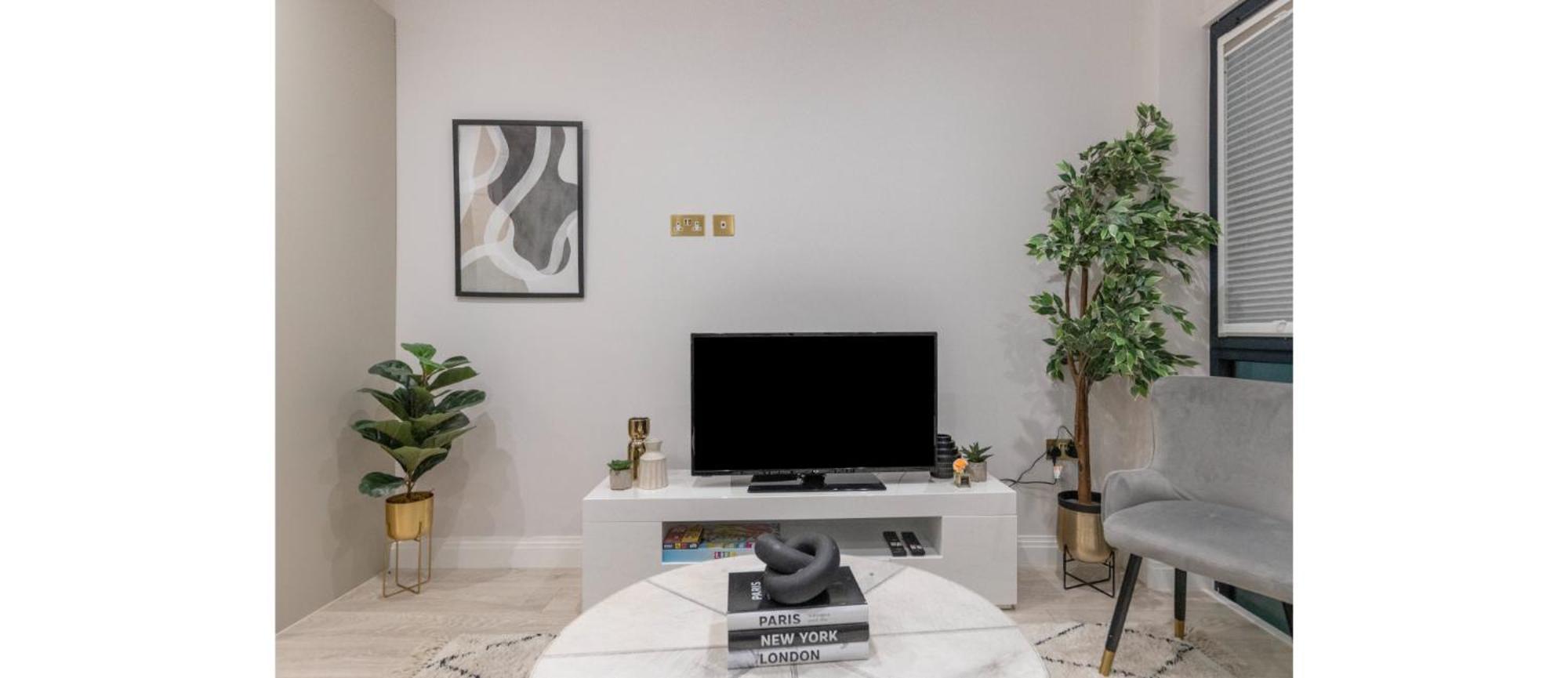 Luxe Minimalist 1-bed Flat : 7 Mins From Station Apartment London