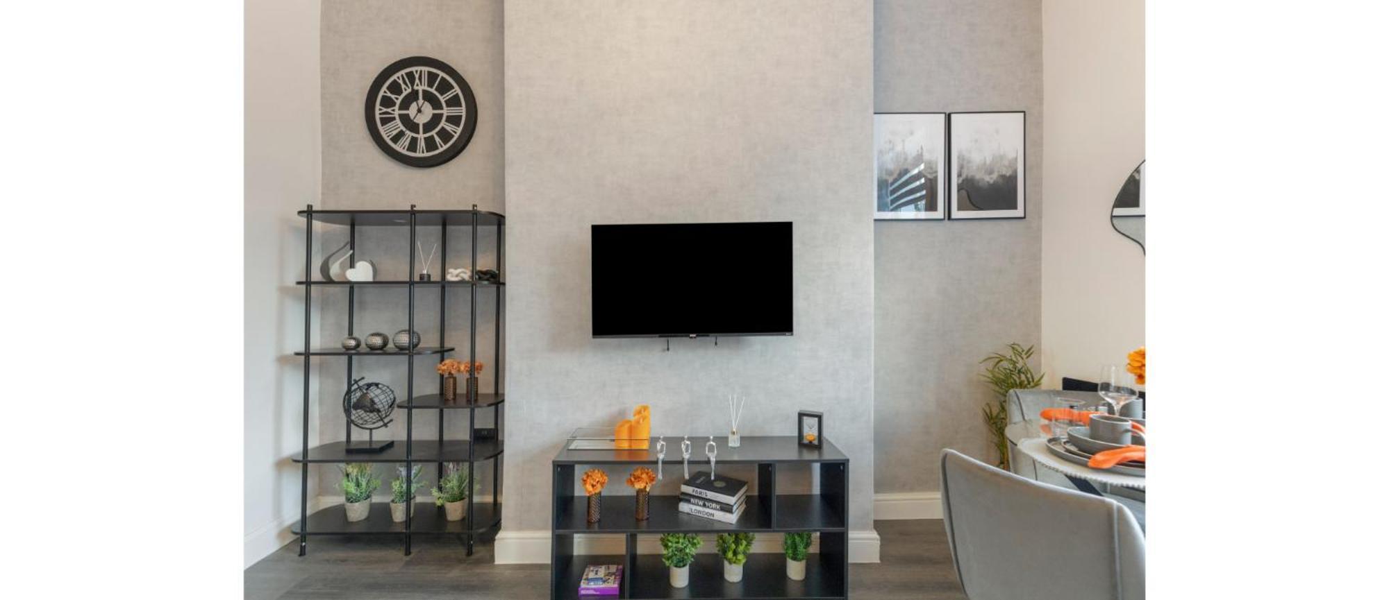 Simplicity Meets Warmth: 1-bed Delight Apartment *
