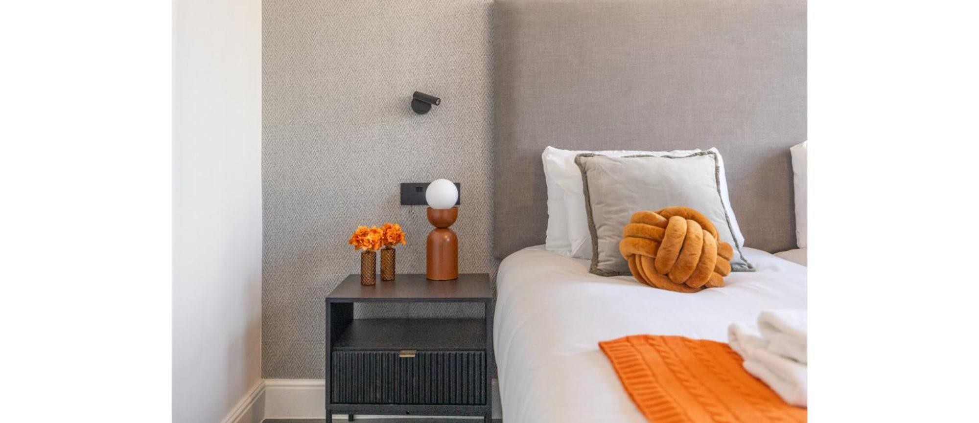 Apartment Simplicity Meets Warmth: 1-bed Delight London