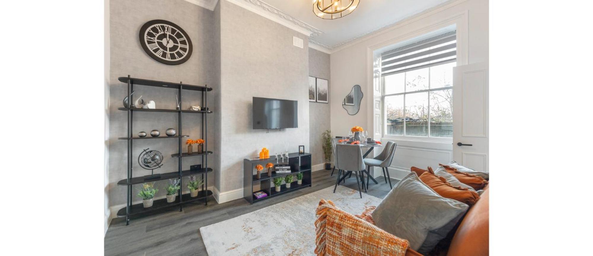 Simplicity Meets Warmth: 1-bed Delight * London