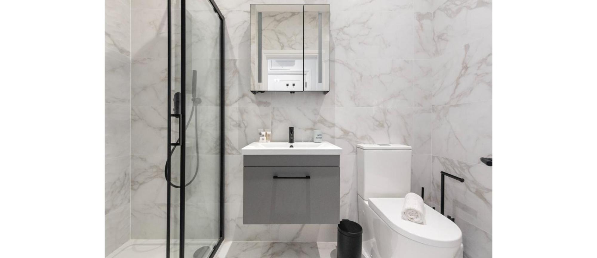 Simplicity Meets Warmth: 1-bed Delight London