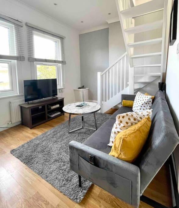 2 Bdr Flat With Canal View Londen