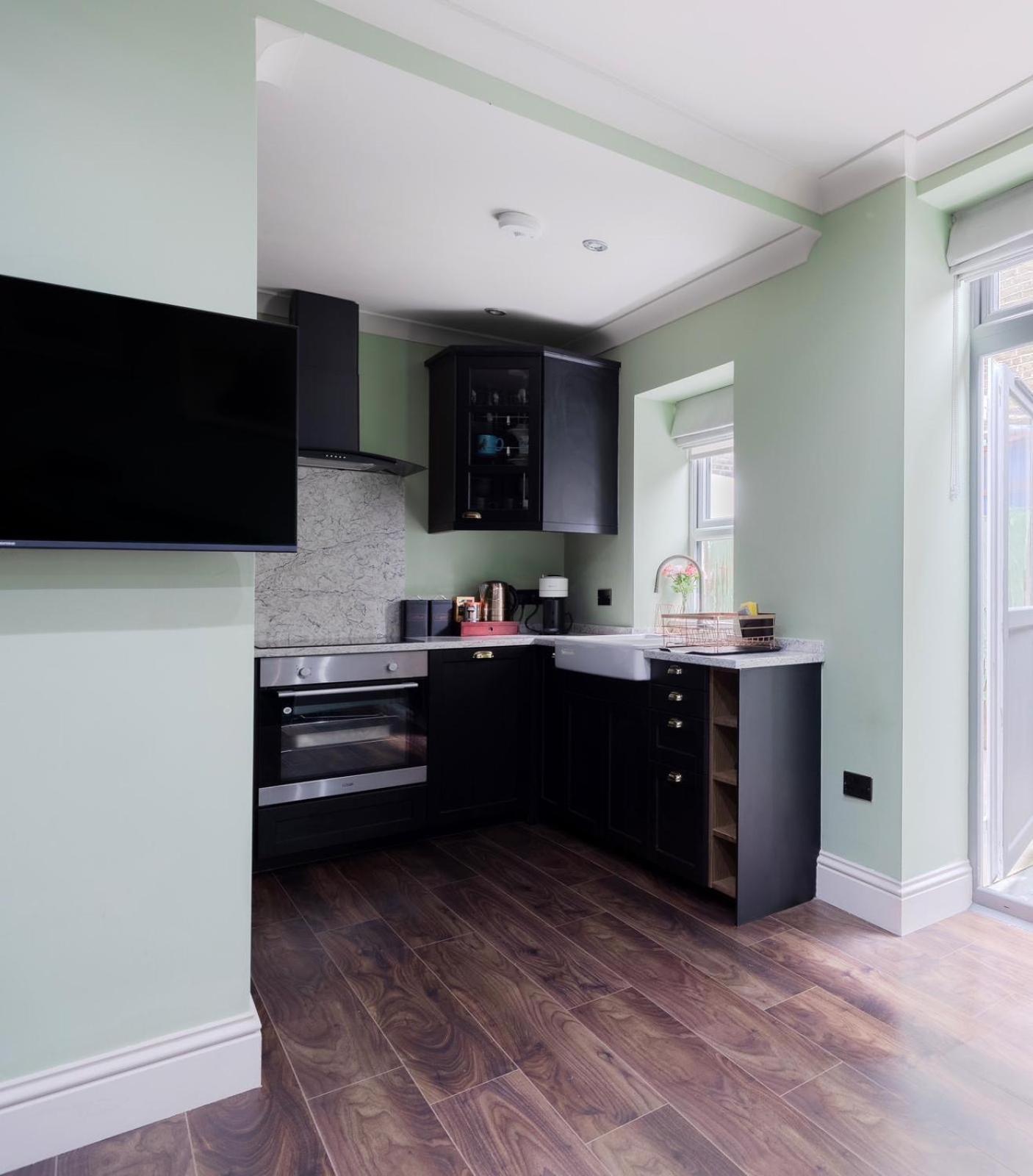 Stylish 2 Bedrooms Flat Sleeps 6 & Garden Zone 2 Cls Apartment *