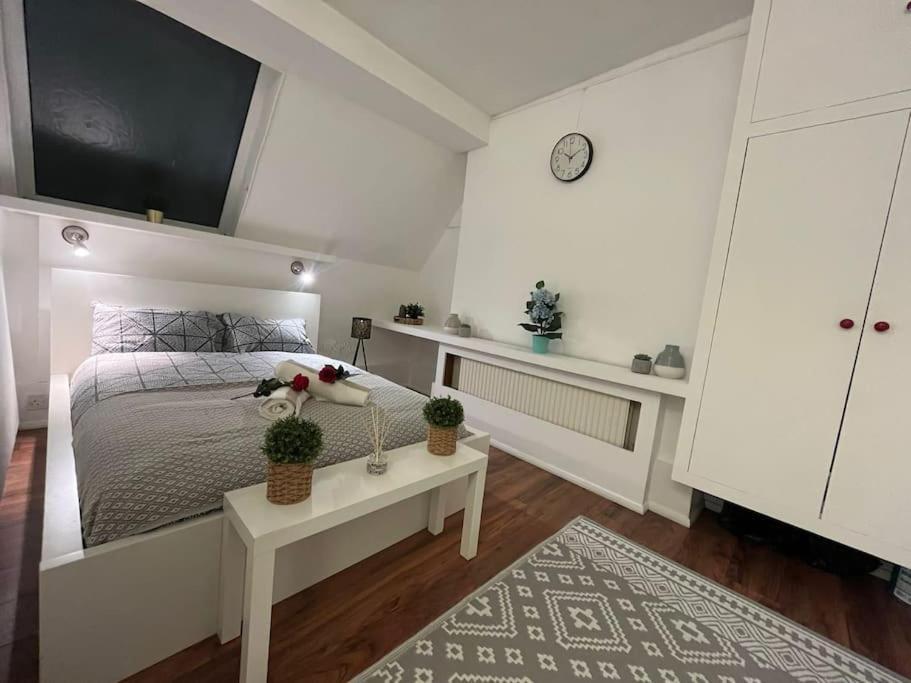 Modern Cosy Studio In Barbican - Green - F2 Apartment London