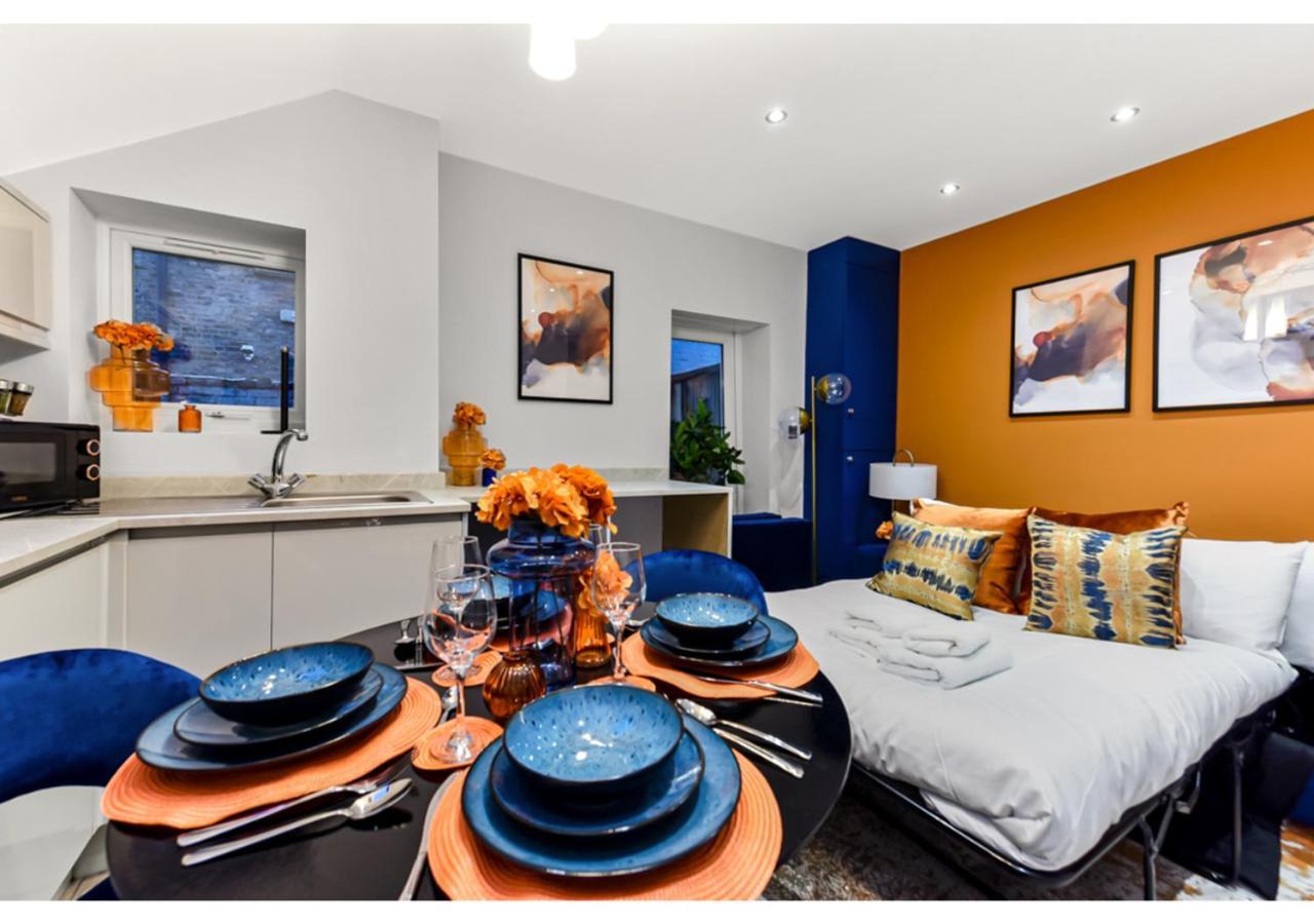 Palatial Style House Secs To Lovely River Walk
