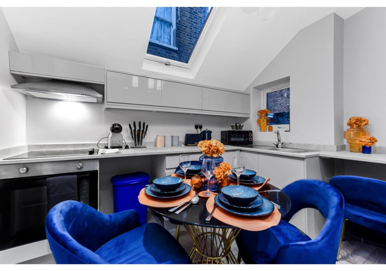 Palatial Style House Secs To Lovely River Walk
