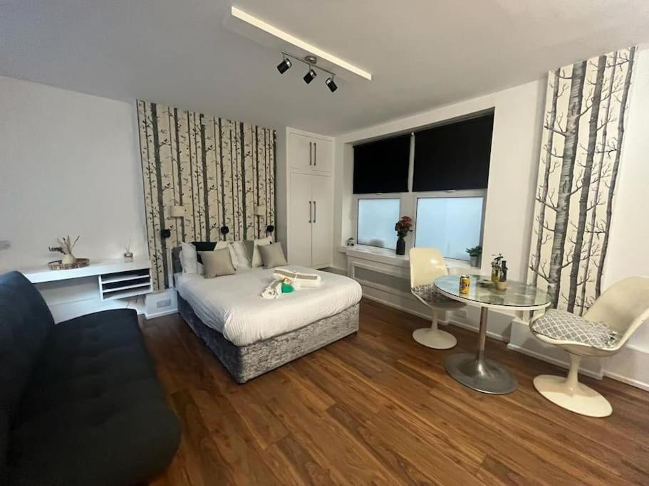 Tree Studio Barbican F3 Apartment London