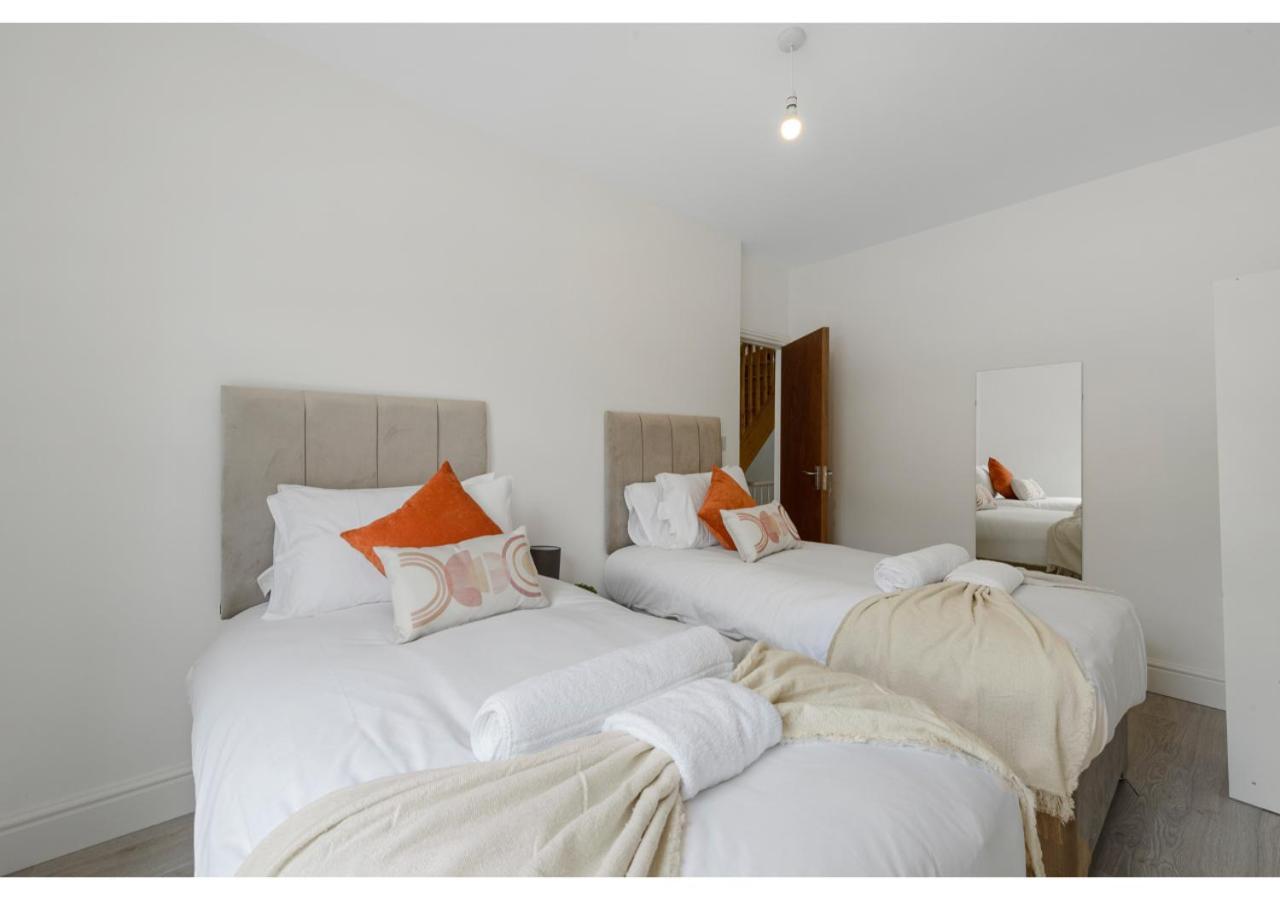 Apartment Serenity, Scenery, Shopping, & Sports London