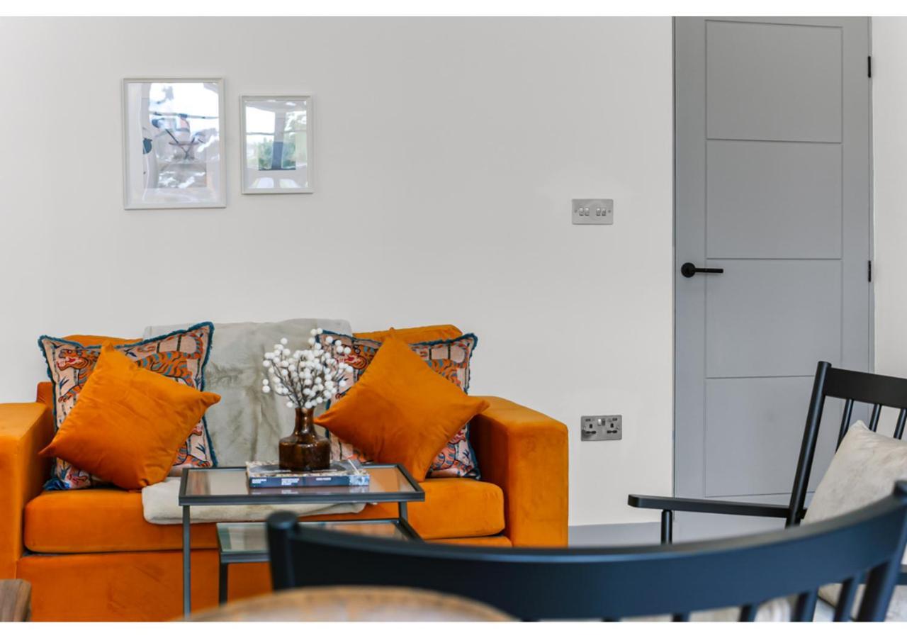 Modern Comforts 2 Bd Flat - Sleeps 5 London