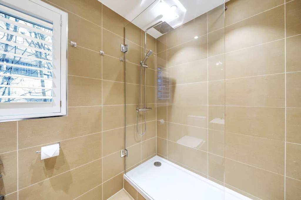 Stylish Contemporary 1 Bed Flat Near Bridge Apartment