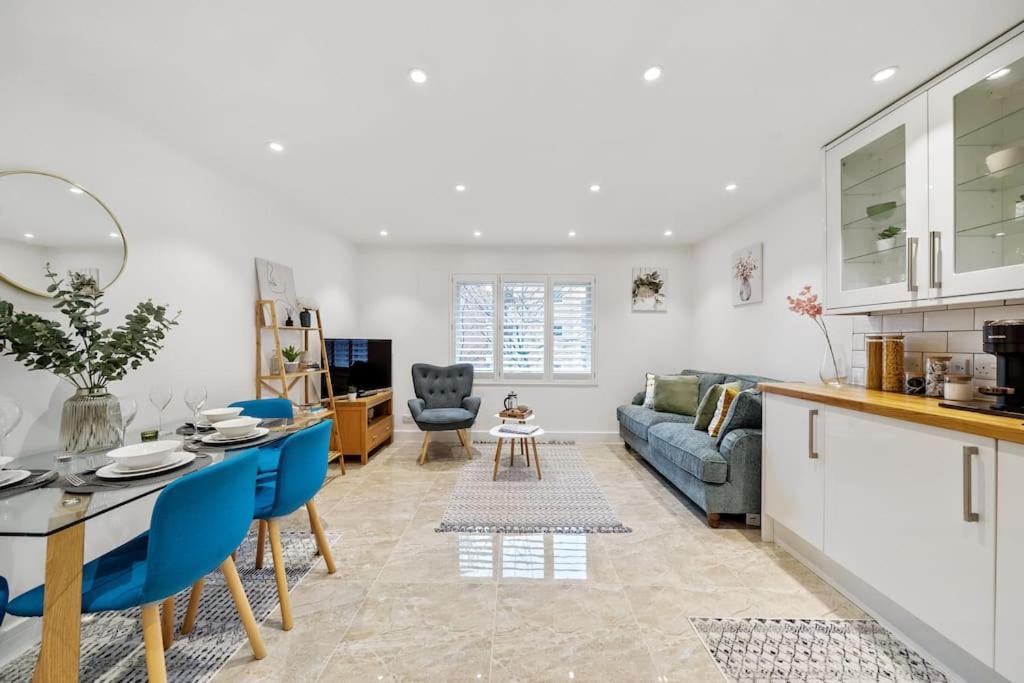Stylish Contemporary 1 Bed Flat Near Bridge Apartment London
