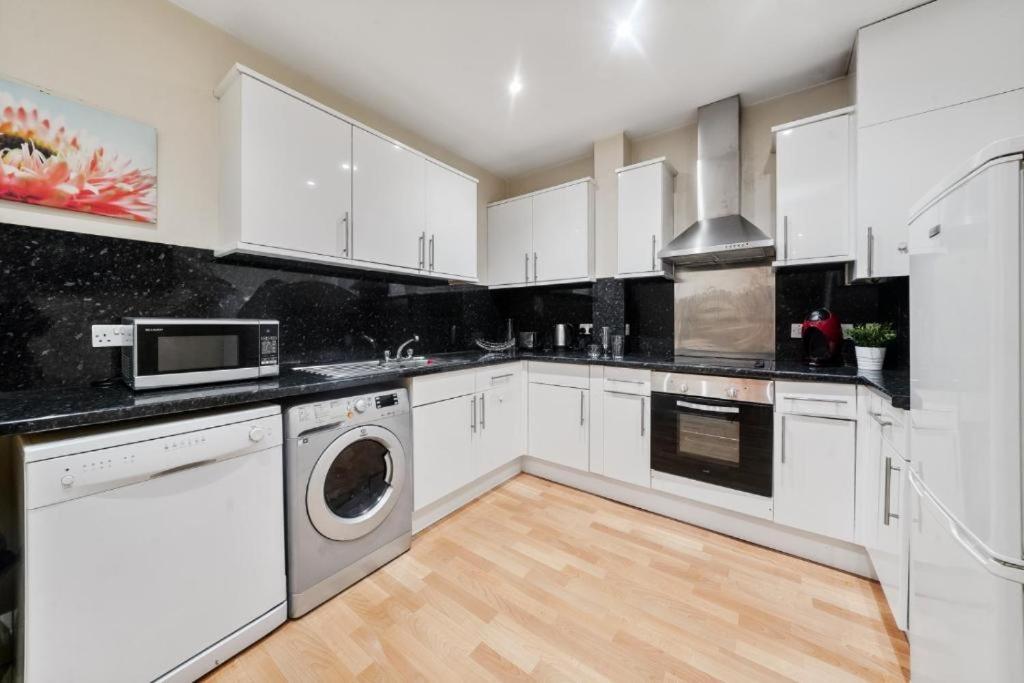 2 Bedroom Tower Bridge With Free Secure Gated Parking - Perfect For Long Apartment London