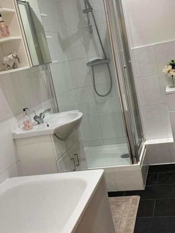 2 Bedroom Tower Bridge With Free Secure Gated Parking - Perfect For Long *