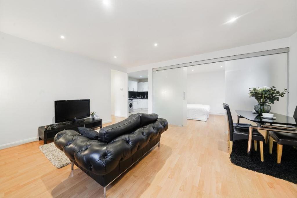 2 Bedroom Tower Bridge With Free Secure Gated Parking - Perfect For Long Apartment
