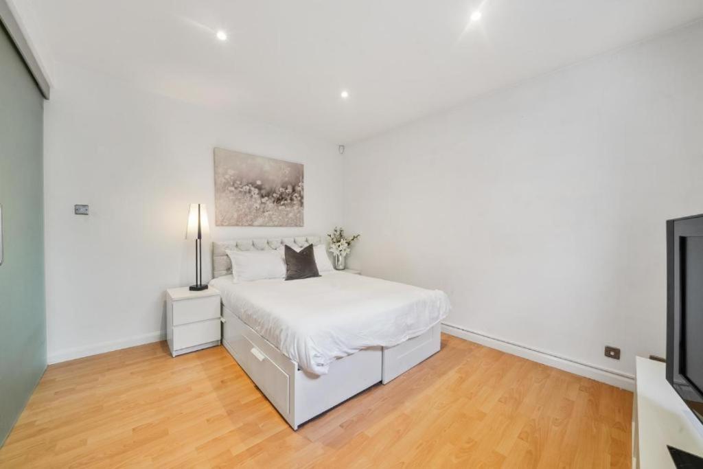 2 Bedroom Tower Bridge With Free Secure Gated Parking - Perfect For Long Apartment London