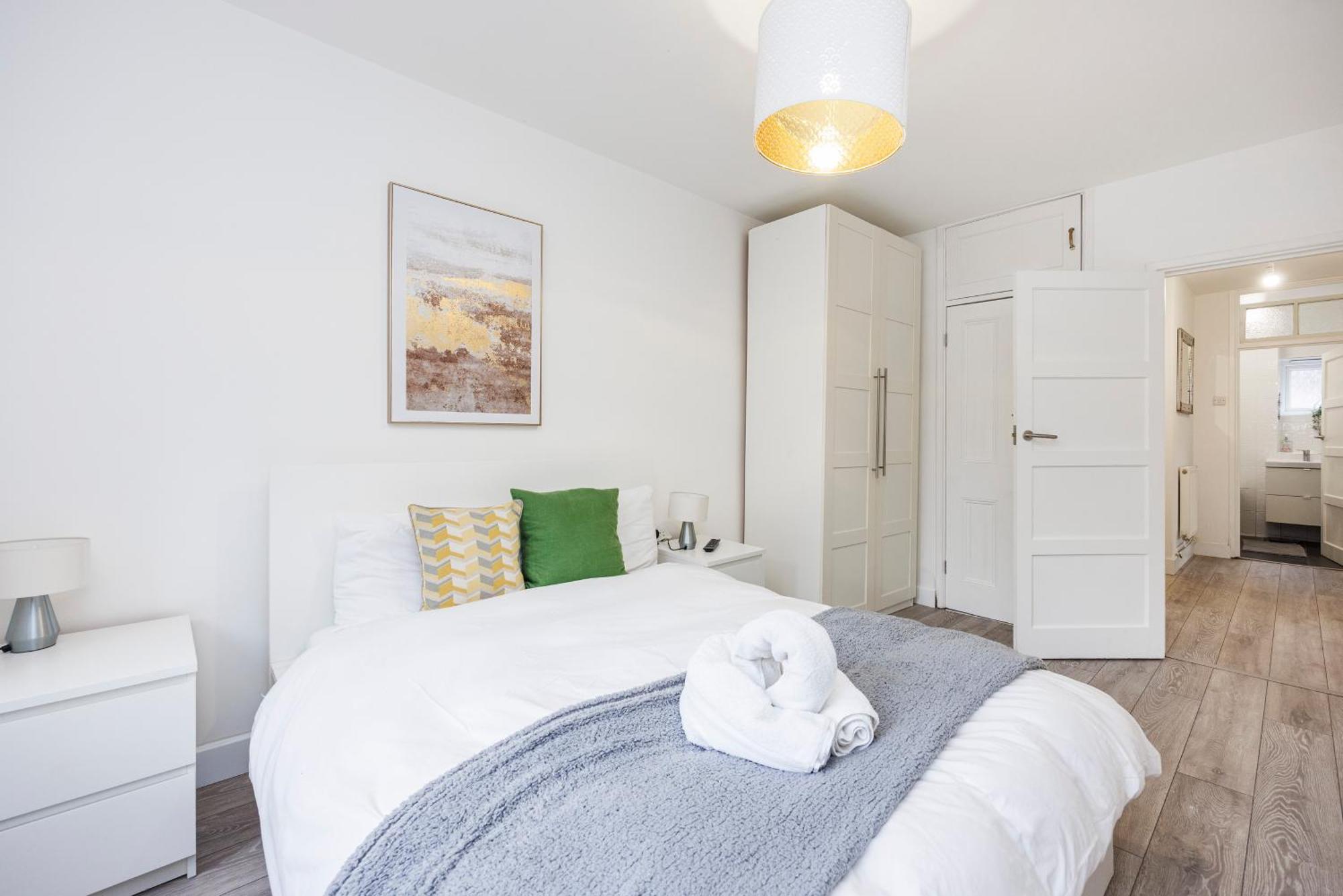 3 Bedroom Flat Near Old Street Apartment *