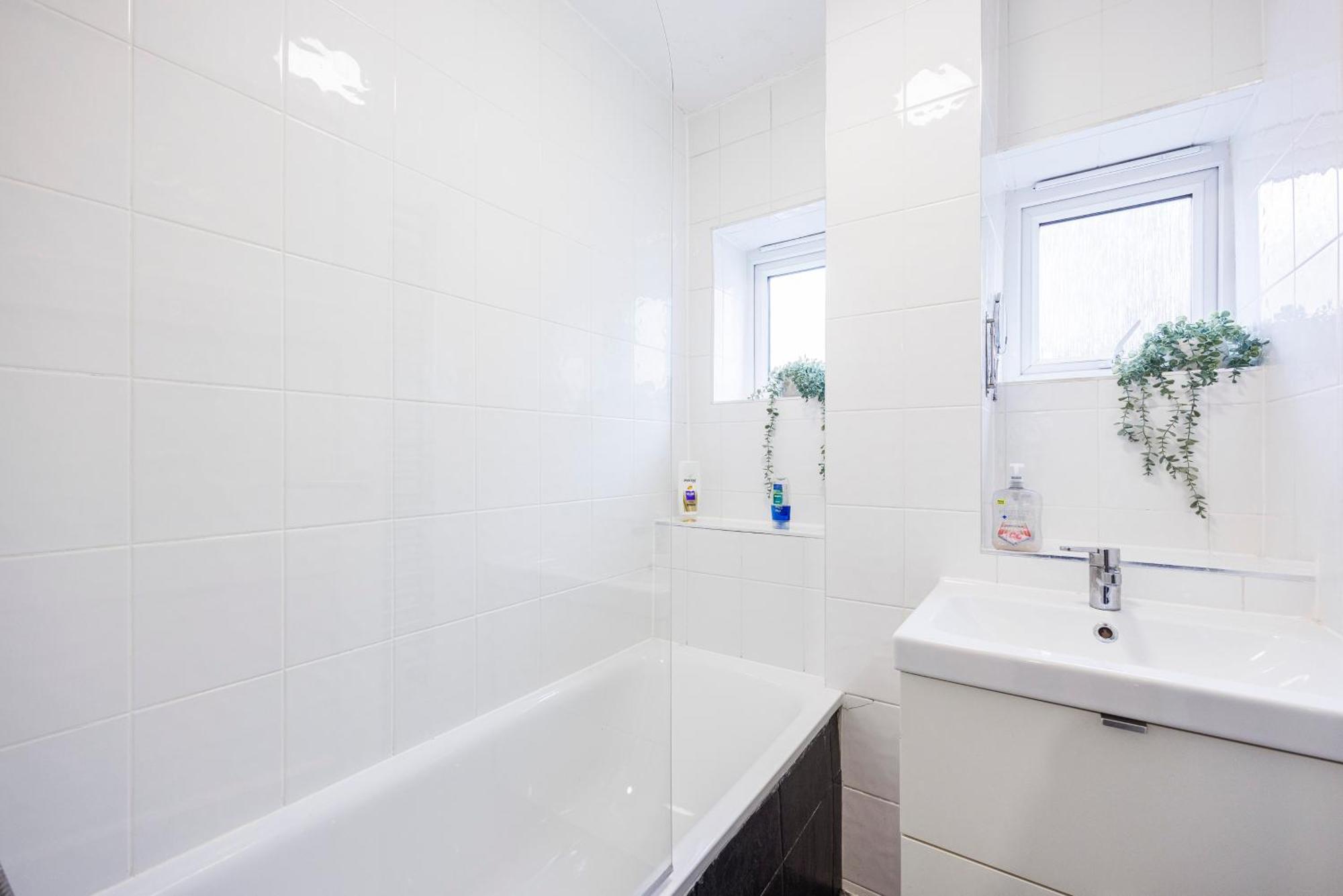 3 Bedroom Flat Near Old Street Apartment
