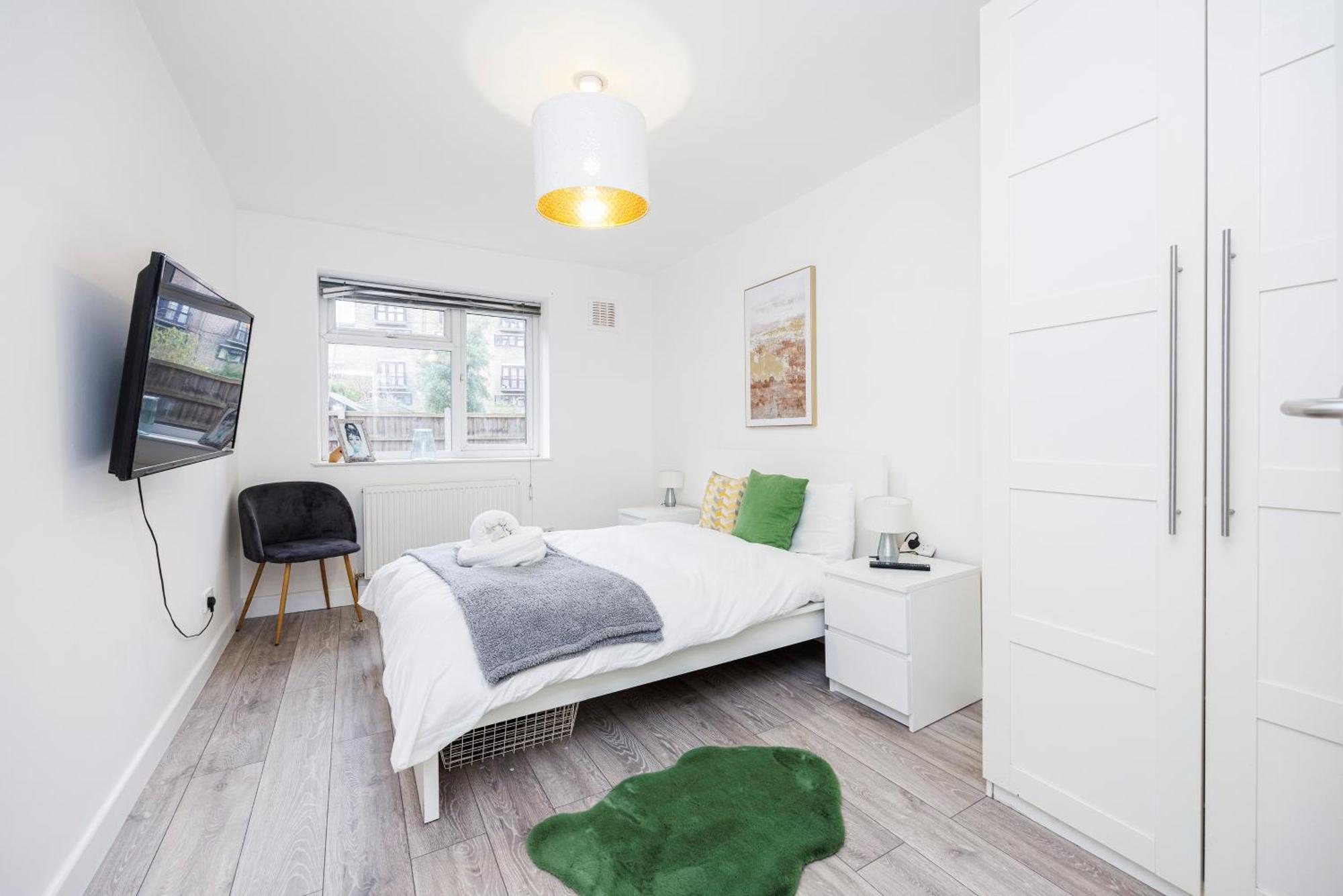 3 Bedroom Flat Near Old Street Apartment London