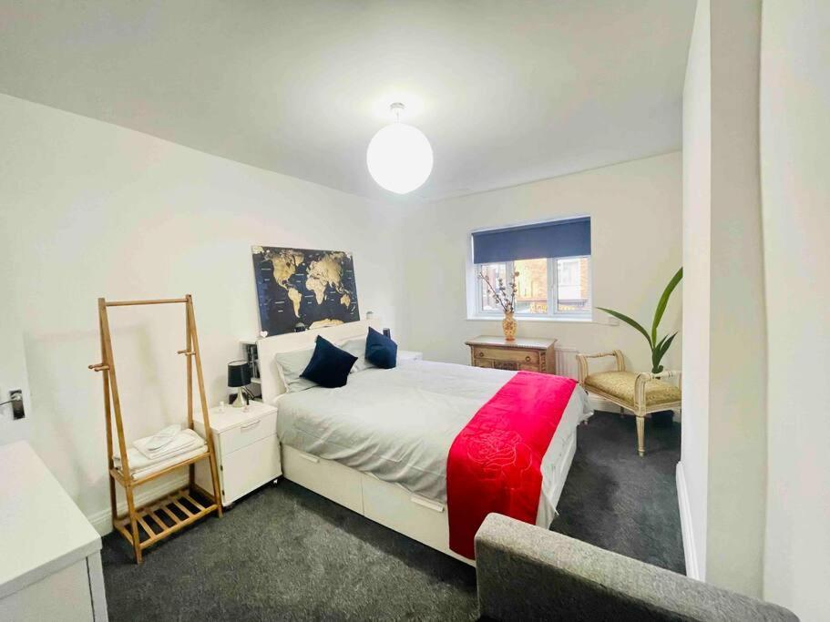 Lovely 1 Bedroom Flat+living With A Sofa Bed *