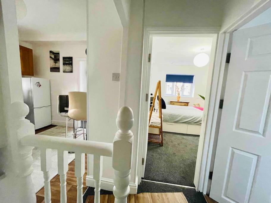 Lovely 1 Bedroom Flat+living With A Sofa Bed * Londen
