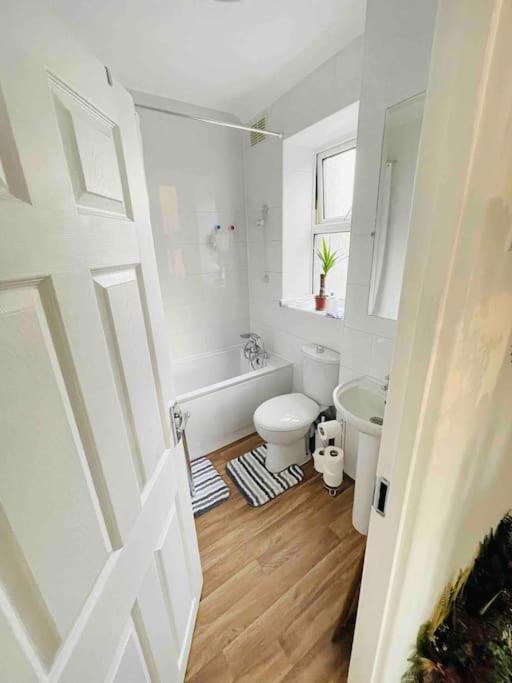 Lovely 1 Bedroom Flat+living With A Sofa Bed Appartement Londen