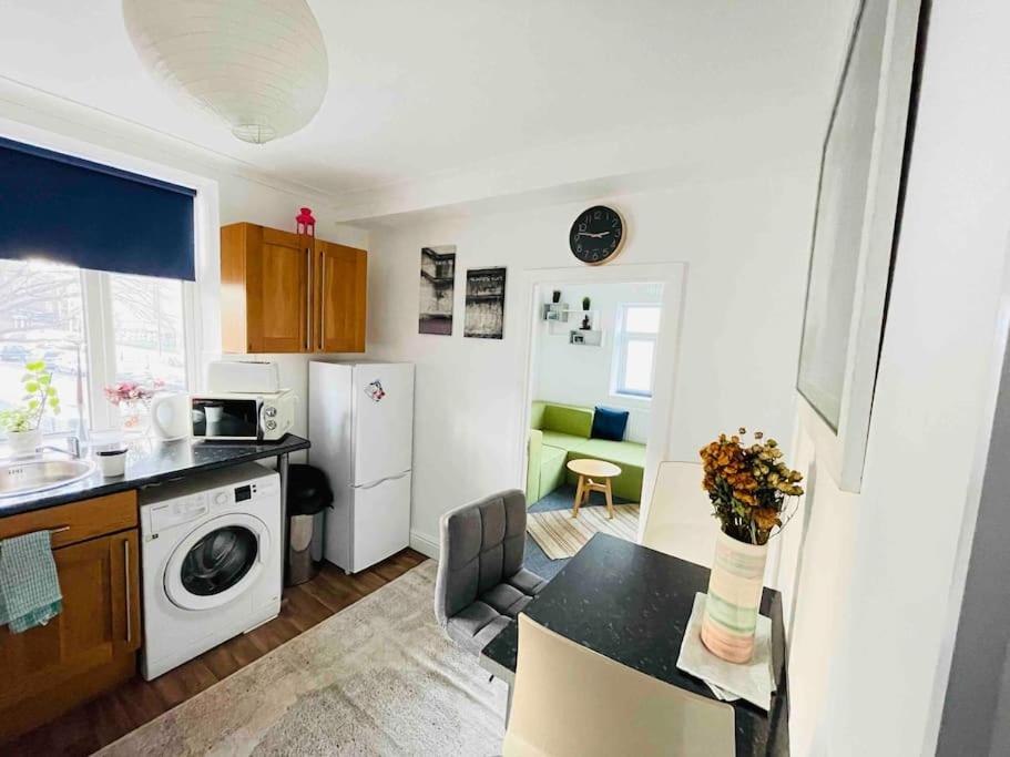 Lovely 1 Bedroom Flat+living With A Sofa Bed *