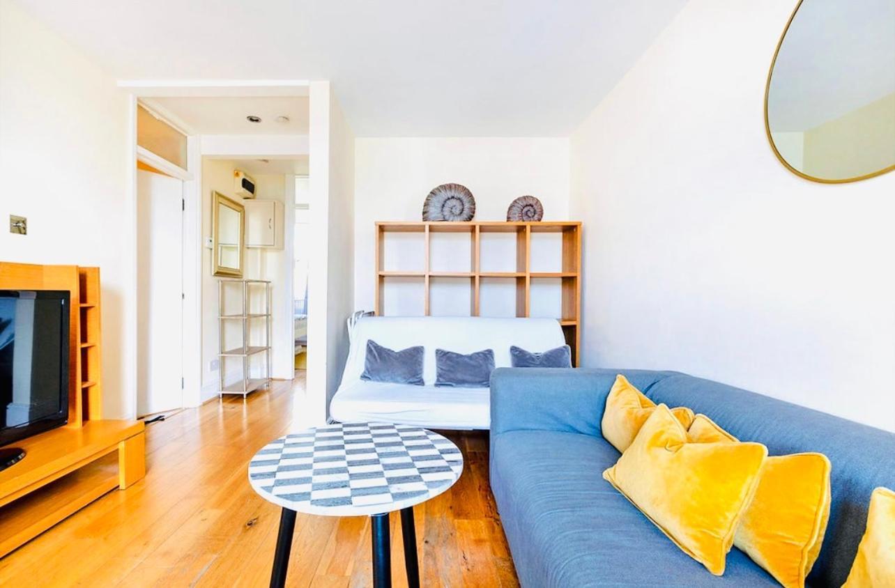 Charming Apartment, Sleeps 4- 15 Mins To