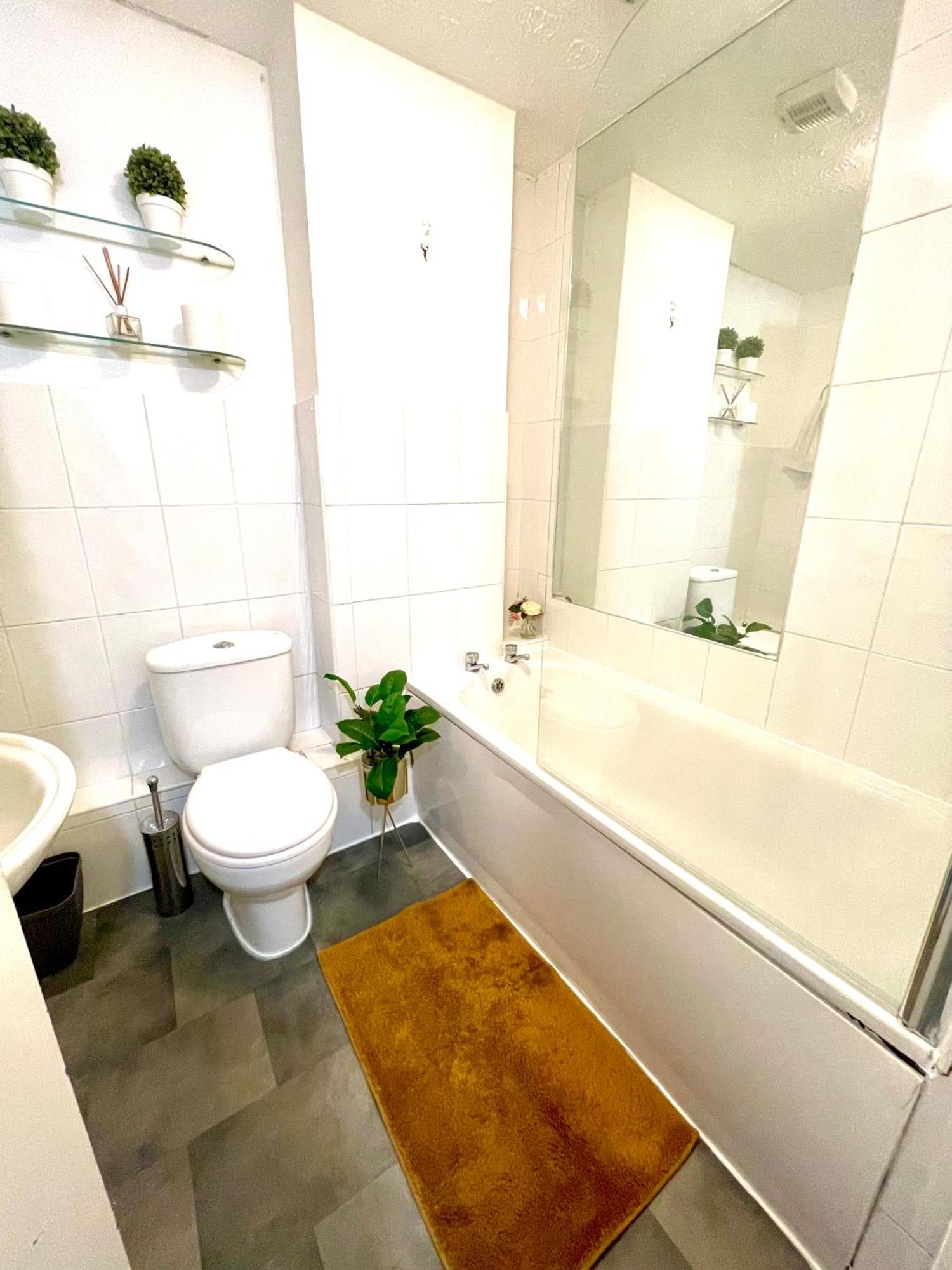 2 Bed Flat Privite In Canada Water