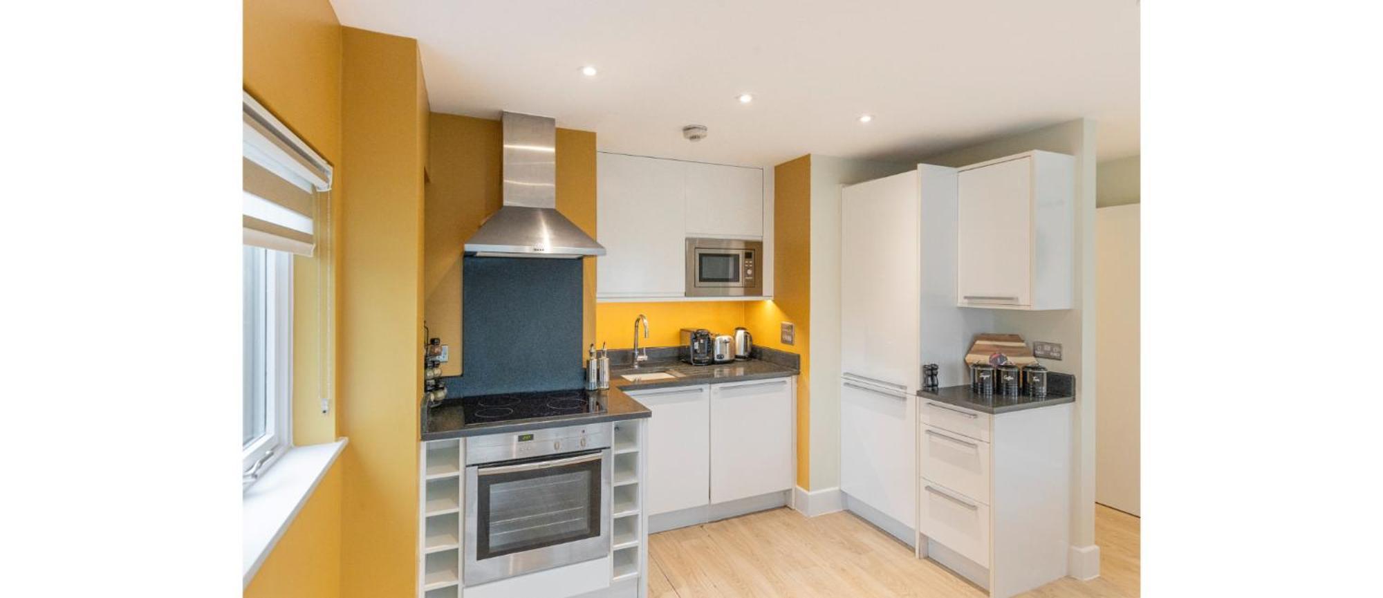 Your Home: 1br Flat With Modern Amenities Apartment