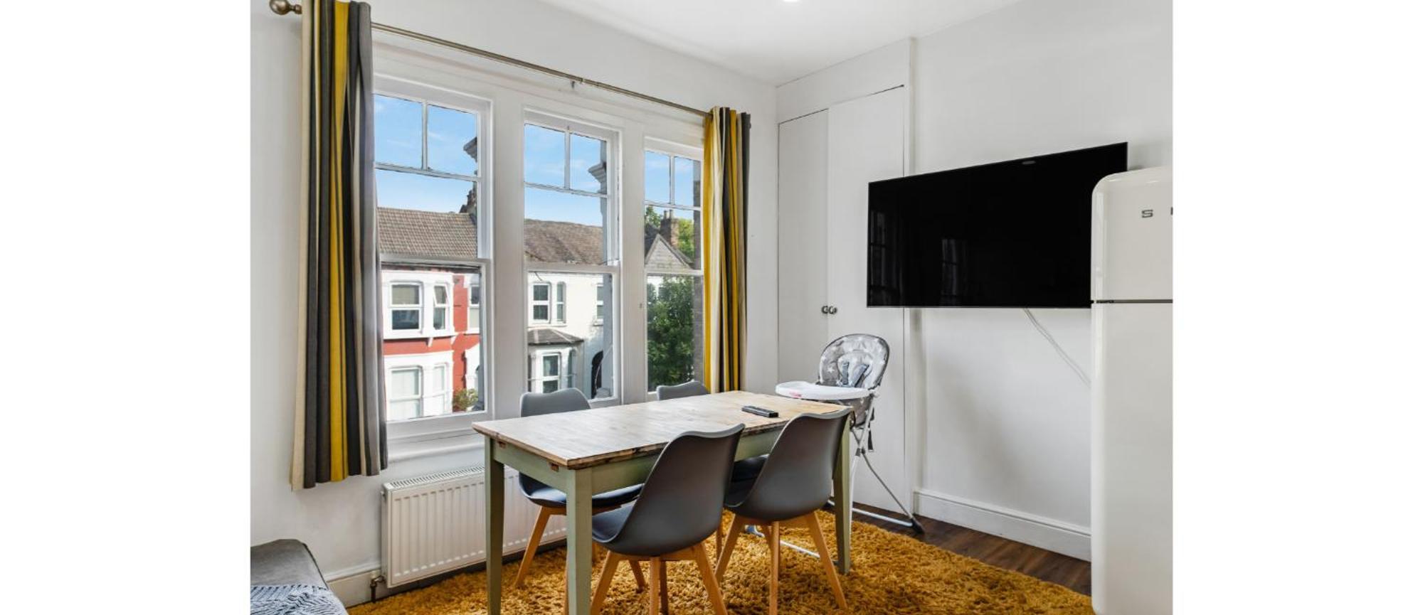 Spacious Two Bedroom In Wood Green Londres